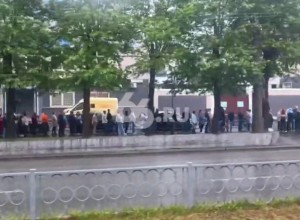 Люди ждут по два часа: в Екатеринбурге на завод выстроилась просто гигантская очередь