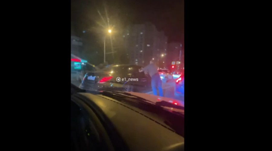 У водителя Mercedes, у которого на Щербакова силовики выбили стёкла, изъяли белый порошок
