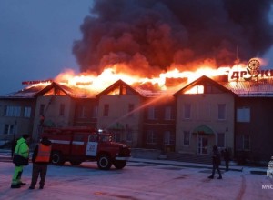 Крыша придорожной гостиницы горит в Свердловской области