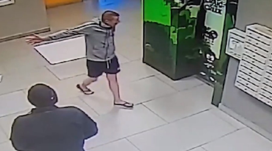 В Екатеринбурге дебошир держит в страхе жителей целого дома
