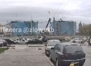 Екатеринбурге грузовик зацепил провода и свалил три опоры