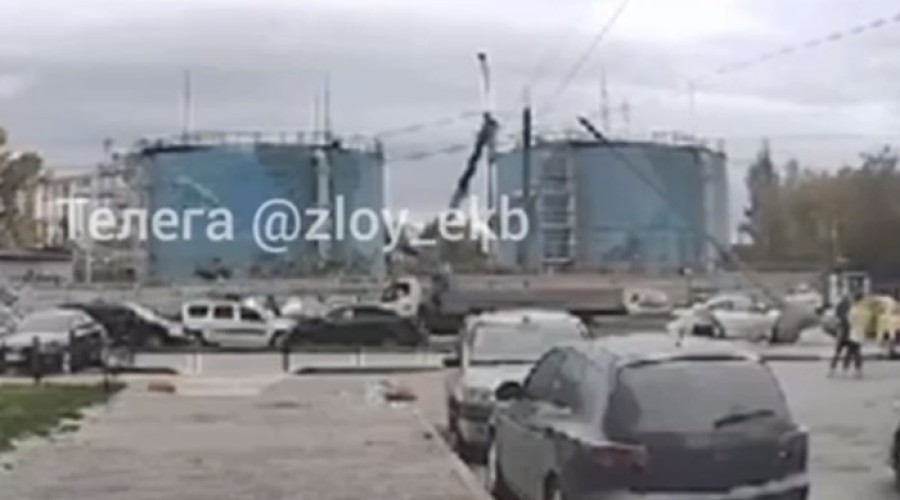 Екатеринбурге грузовик зацепил провода и свалил три опоры
