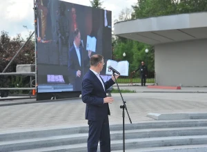 В новом учебнике по обществознанию для школьников напечатали портрет Балабанова