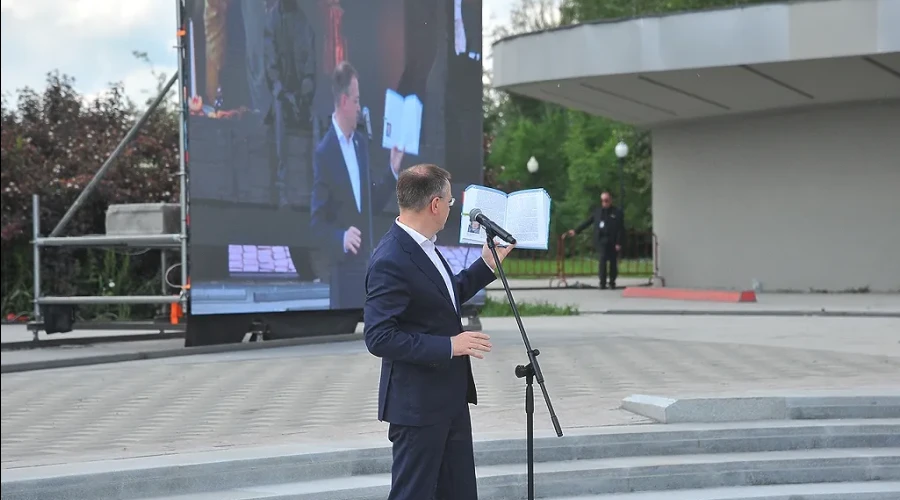 В новом учебнике по обществознанию для школьников напечатали портрет Балабанова