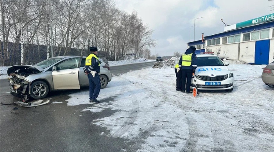 Женщина и ребенок пострадали в Екатеринбурге в ДТП на Сибирском тракте
