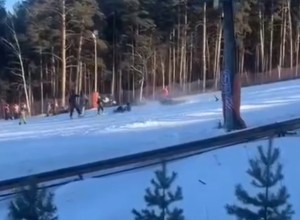 «У пострадавших переломы»: на лыжном склоне на Уктусе жёстко столкнулись сноубордисты