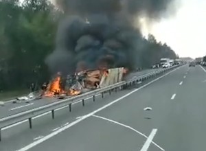 На Челябинском тракте после столкновения с грузовиком загорелся фургон
