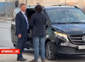 «Сел в мерседес и уехал». Журналист застал главу АвтоВАЗа Соколова возле машины
