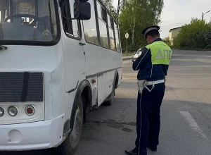 «Кто нарушитель?» Питбайкер столкнулся в Первоуральске с автобусом, полным пассажиров