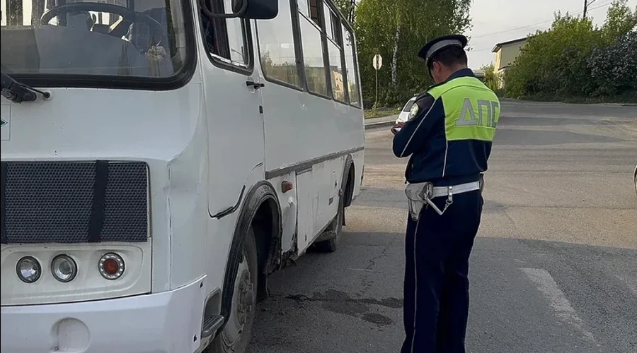 «Кто нарушитель?» Питбайкер столкнулся в Первоуральске с автобусом, полным пассажиров