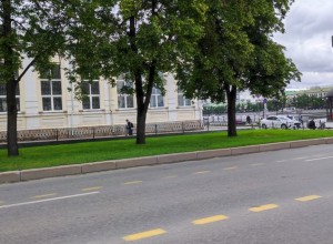 В центре Екатеринбурга у 9-ой гимназии легковушка сбила велосипедиста