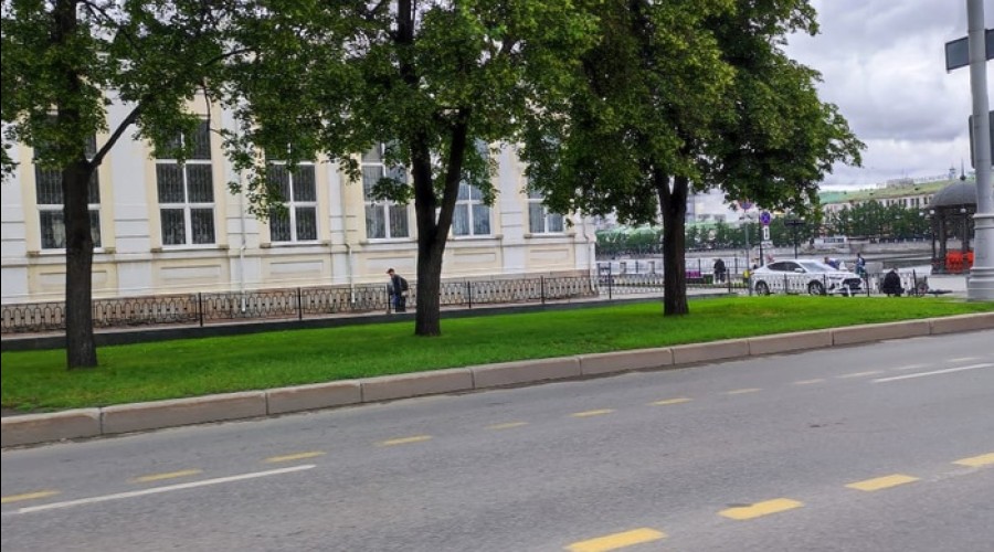 В центре Екатеринбурга у 9-ой гимназии легковушка сбила велосипедиста