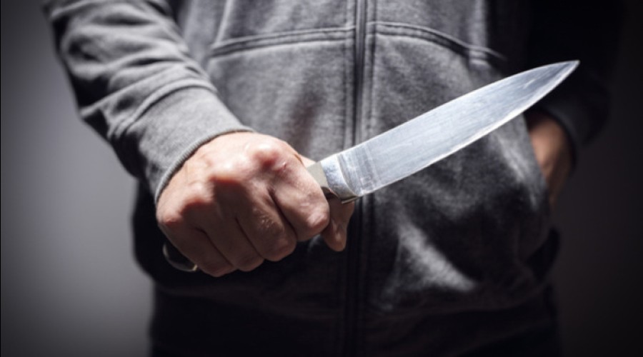 В уральском баре мигрант накинулся с ножом на женщину