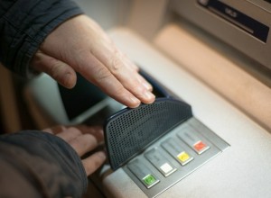 В Екатеринбурге врач госпиталя ветеранов войн перевела мошенникам 2,4 миллиона рублей