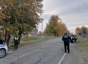 В Свердловской области пьяная компания на отечественной легковушке влетела в фонарный столб