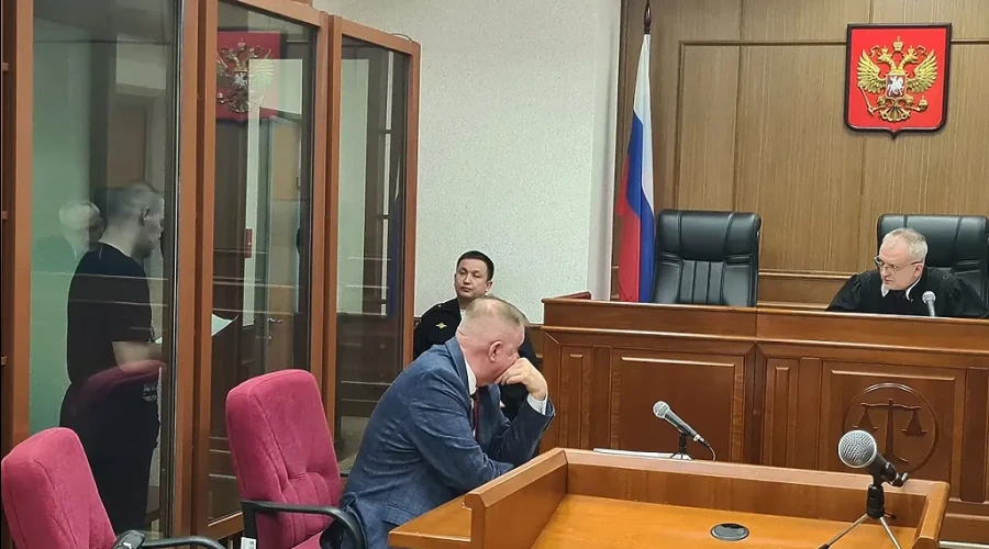На Урале отец, обвиняемый в убийстве двухмесячного сына из неприязни, клянется, что тот упал сам