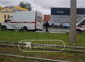В Екатеринбурге в машину скорой влетела легковушка