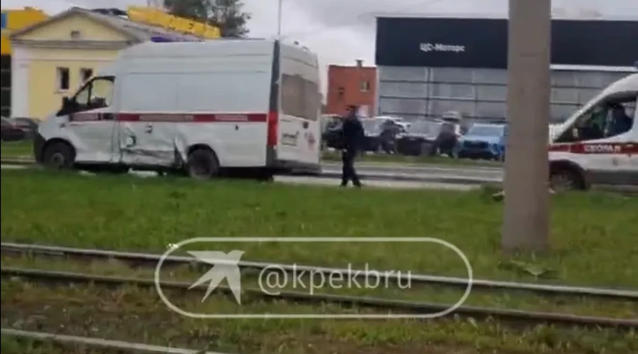 В Екатеринбурге в машину скорой влетела легковушка
