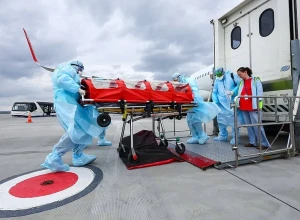В аэропорту Кольцово заметили врачей в защитных костюмах