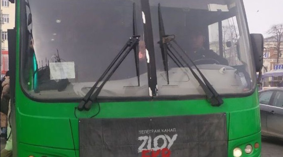 Мужчина спиной выпал в Екатеринбурге из салона автобуса на стоящий автомобиль