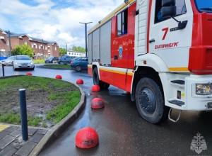 В Екатеринбурге строитель тушил пожар через дверной глазок, спасая мать с ребенком