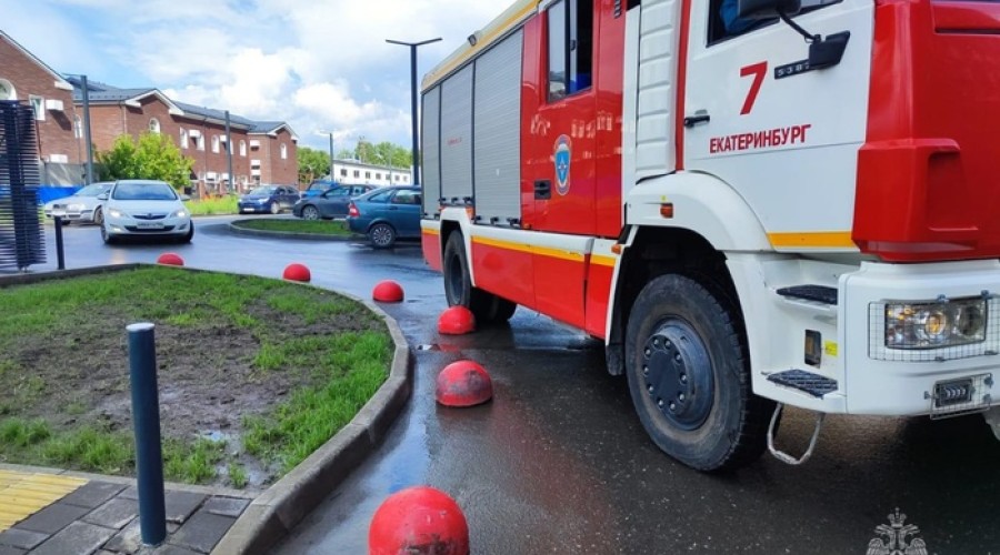 В Екатеринбурге строитель тушил пожар через дверной глазок, спасая мать с ребенком