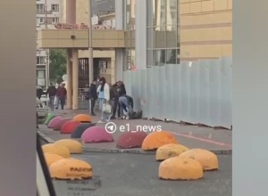 В Екатеринбурге прохожий час реанимировал упавшего на улице замертво мужчину