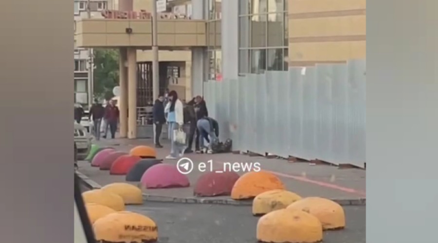 В Екатеринбурге прохожий час реанимировал упавшего на улице замертво мужчину