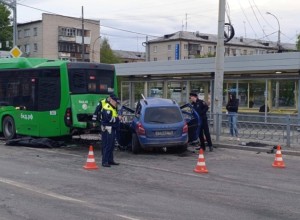 Стало известно, кто погиб за рулем «Лады», которая на огромной скорости влетела в стоящий автобус