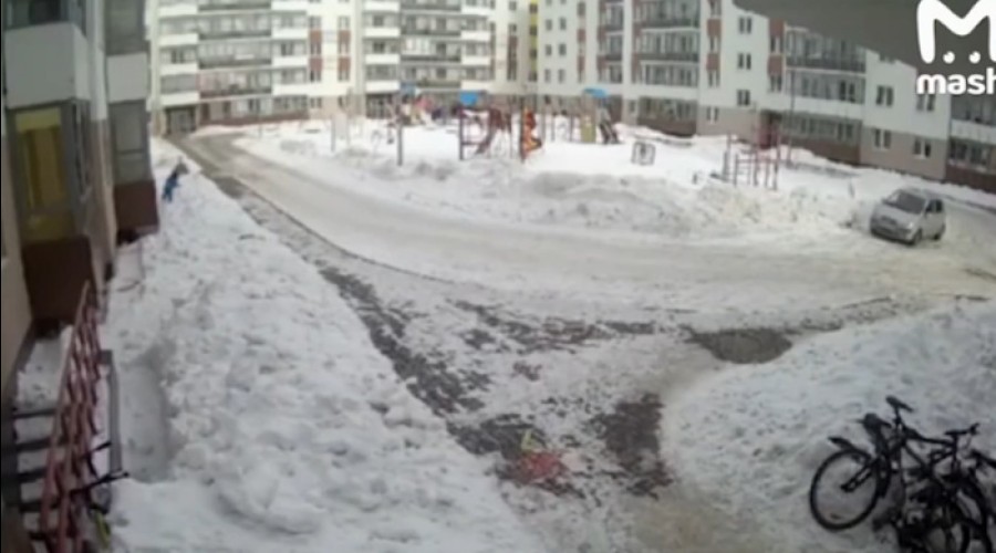 Глыба льда упала в Екатеринбурге на трехлетнего ребенка 