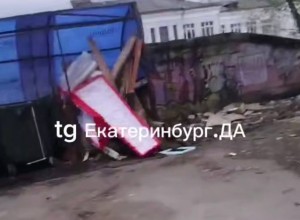 Страшная находка. В Екатеринбурге вскрыли гроб, который обнаружили в подъезде жилого дома