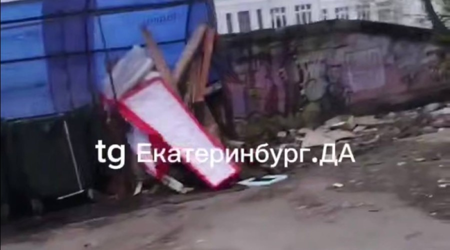 Страшная находка. В Екатеринбурге вскрыли гроб, который обнаружили в подъезде жилого дома