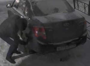 В Екатеринбурге водитель правительственной иномарки прокалывает шины соседям