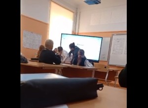 Бастрыкин поручил проверить видео из Волчанска с учительницей, бьющей на уроке ученика