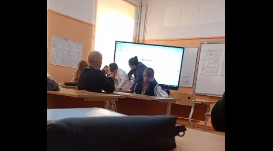 Бастрыкин поручил проверить видео из Волчанска с учительницей, бьющей на уроке ученика