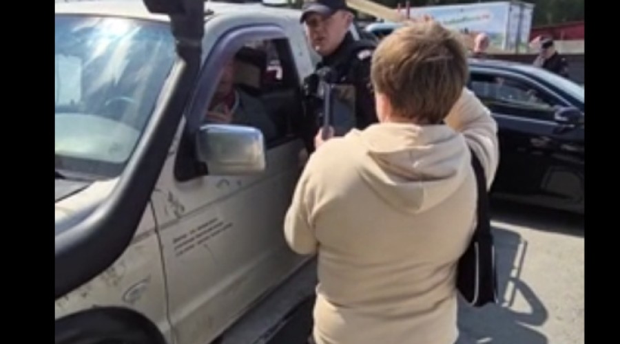 В Екатеринбурге водитель Camry во время дорожного конфликта напал на 68-летнего пенсионера
