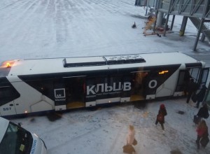 СМИ: В Кольцово из-за снегопада задержали 70 рейсов