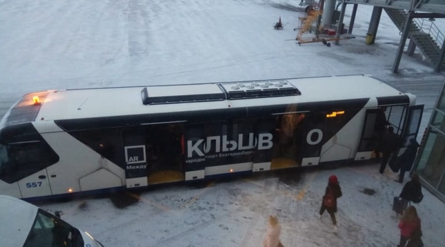 СМИ: В Кольцово из-за снегопада задержали 70 рейсов