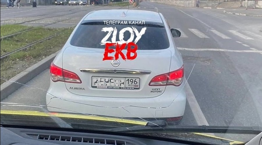 Екатеринбуржцы встали на сторону водителя, якобы не пропускавшего автомобиль скорой помощи