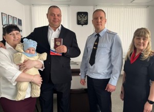 Свердловские полицейские вручили российский паспорт участнику СВО из СНГ