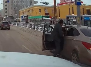У Южного автовокзала мужчина избил подрезавшего его водителя