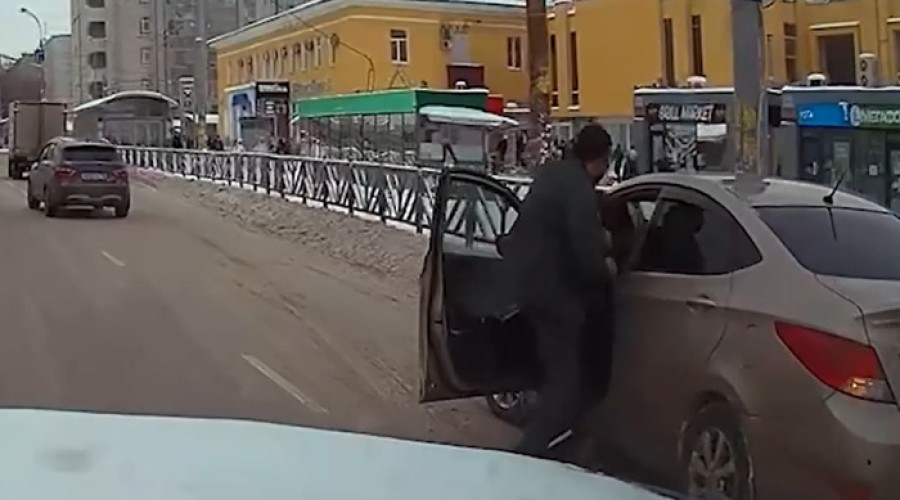 У Южного автовокзала мужчина избил подрезавшего его водителя