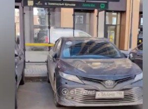 Екатеринбургские автохамы превратили в парковку автобусную остановку