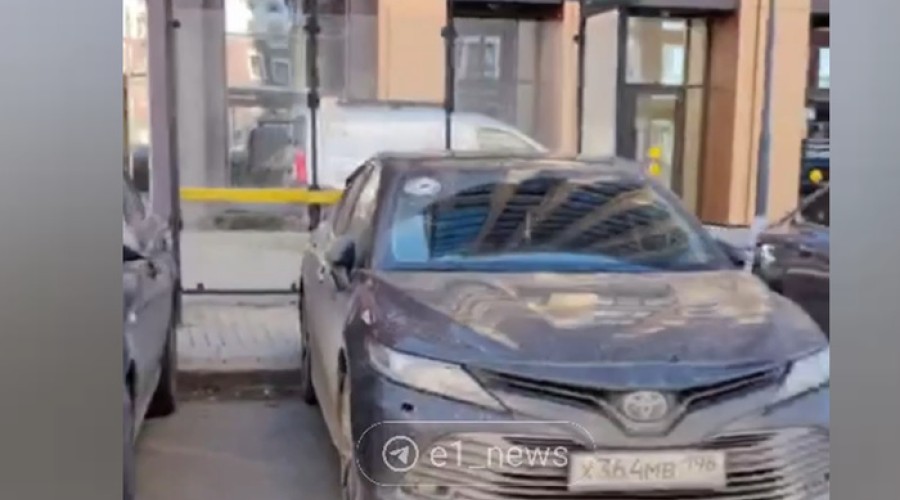 Екатеринбургские автохамы превратили в парковку автобусную остановку