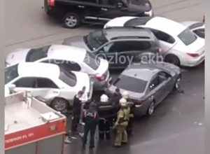 На Родонитовой парень на BMW влетел в припаркованные машины