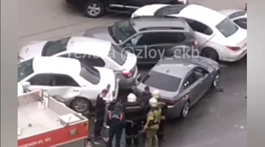 На Родонитовой парень на BMW влетел в припаркованные машины