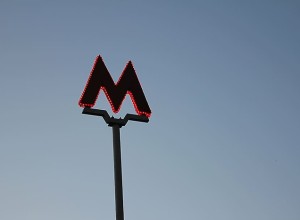 Мужчину, легшего на рельсы в московском метро, обязали компенсировать убытки