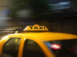 В Екатеринбурге таксист с двумя пассажирками влетел в автобус на остановке