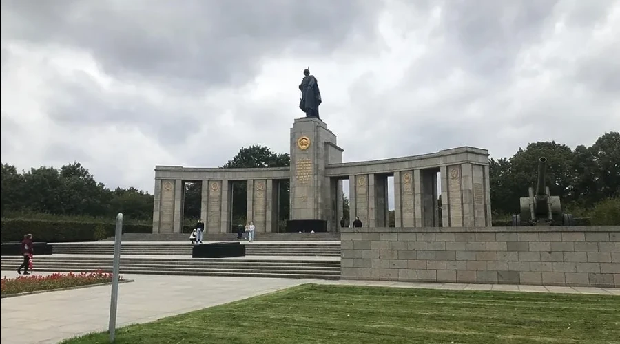 Власти Германии решили изменить облик могил павших советских воинов