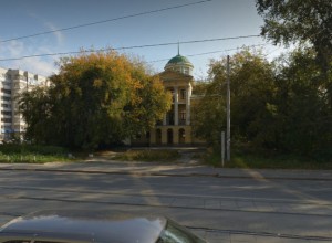 В Екатеринбурге строительная техника приехала в сквер, в котором мэрия запретила застройку